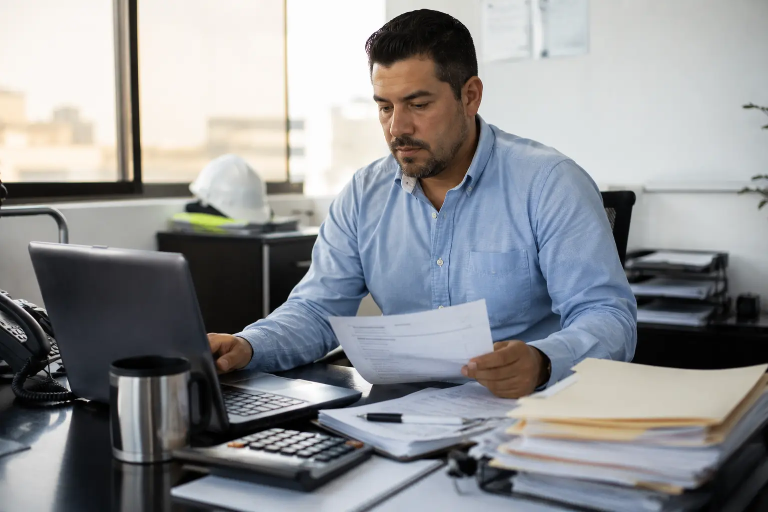 Especialista revisando documentación de importación en una oficina de comercio exterior